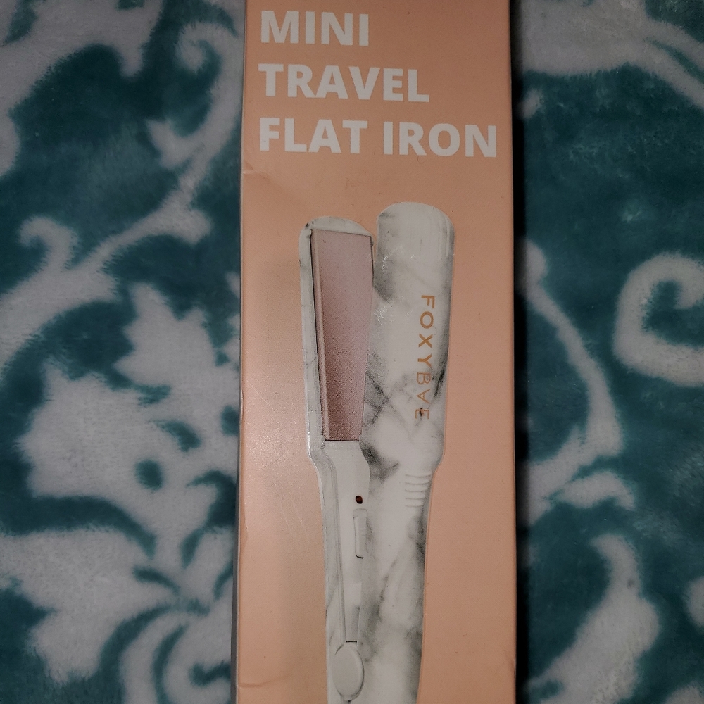 FoxyBae mini flat iron